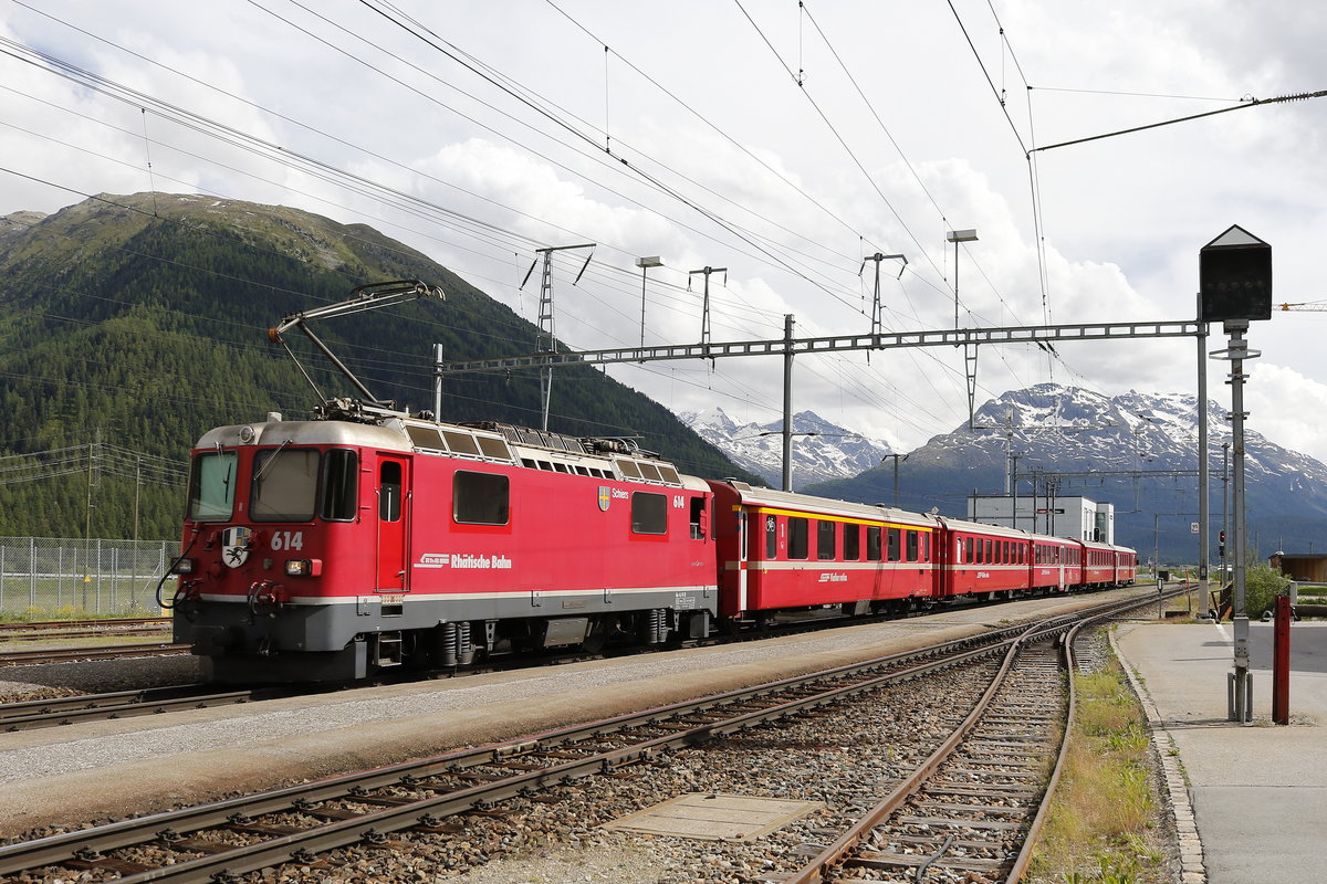 Ge 4/4 II 614  Schiers  aus St. Moritz kommend am 10. Juni 2018 im Bahnhof von  Bever .