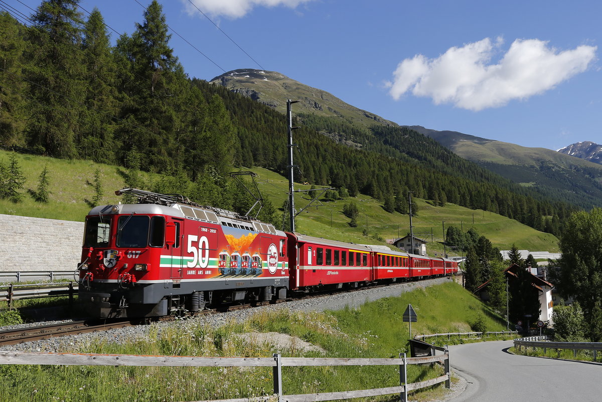 Ge 4/4 II 617  50 Jahre LGB  auf dem Weg nach St. Moritz. Aufgenommen am 10. Juni 2018 bei Cinous-Chel-Brail.