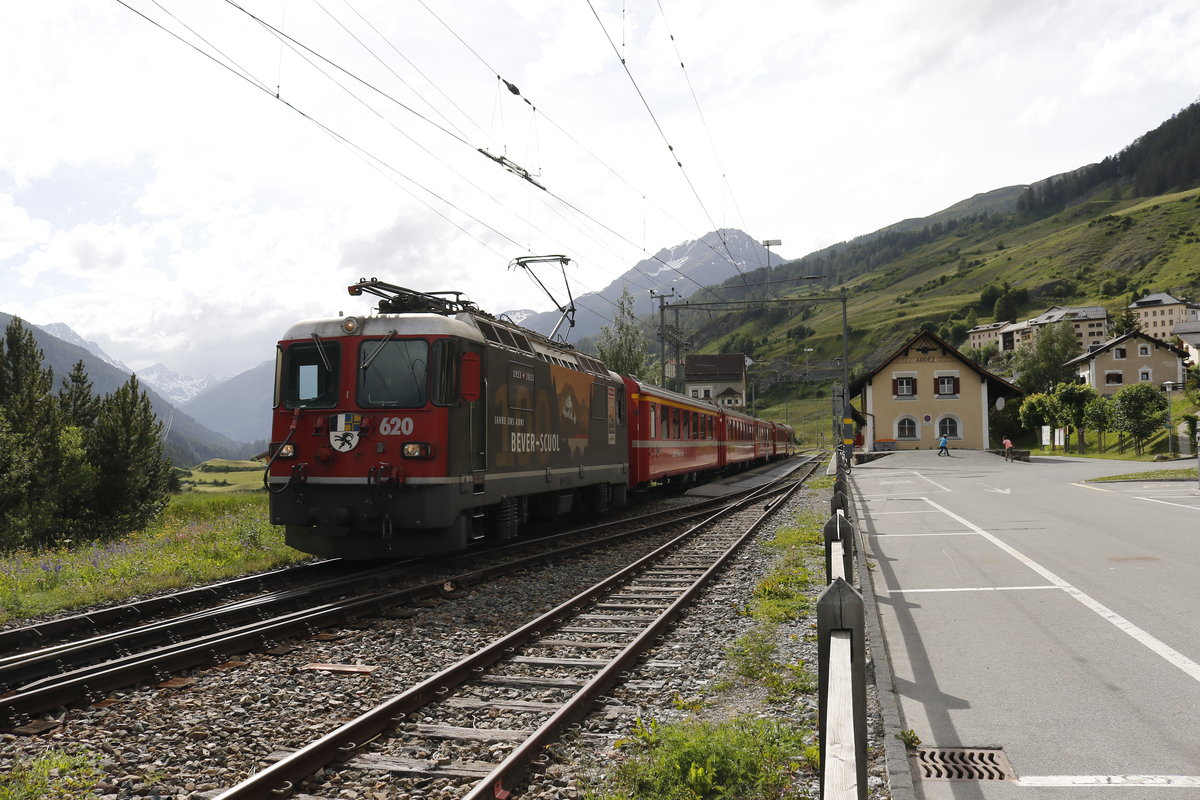 Ge 4/4 II 620  100 Jahre Bever-Scuol  bei der Ausfahrt aus dem Bahnhof von  Ardez  in Richtung  Scuol  am 11. Juni 2018.