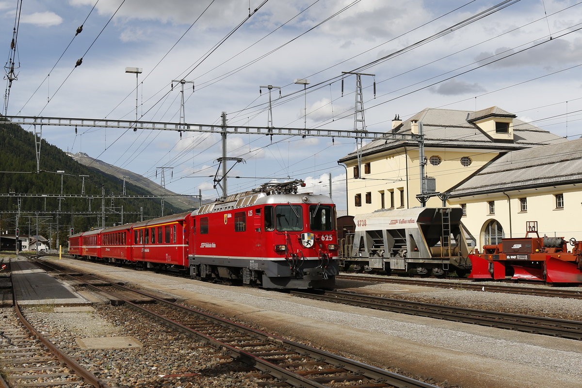 Ge 4/4 II 625  Kblis  bei der Einfahrt in den Bahnhof von  Bever  am 10. Juni 2018.
