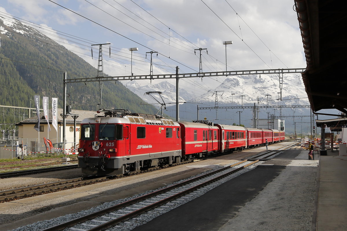 Ge 4/4 II 625  Kblis  fhrt am 7. Juni 2019 mit einem Regionalzug in den Bahnhof von Bever ein.