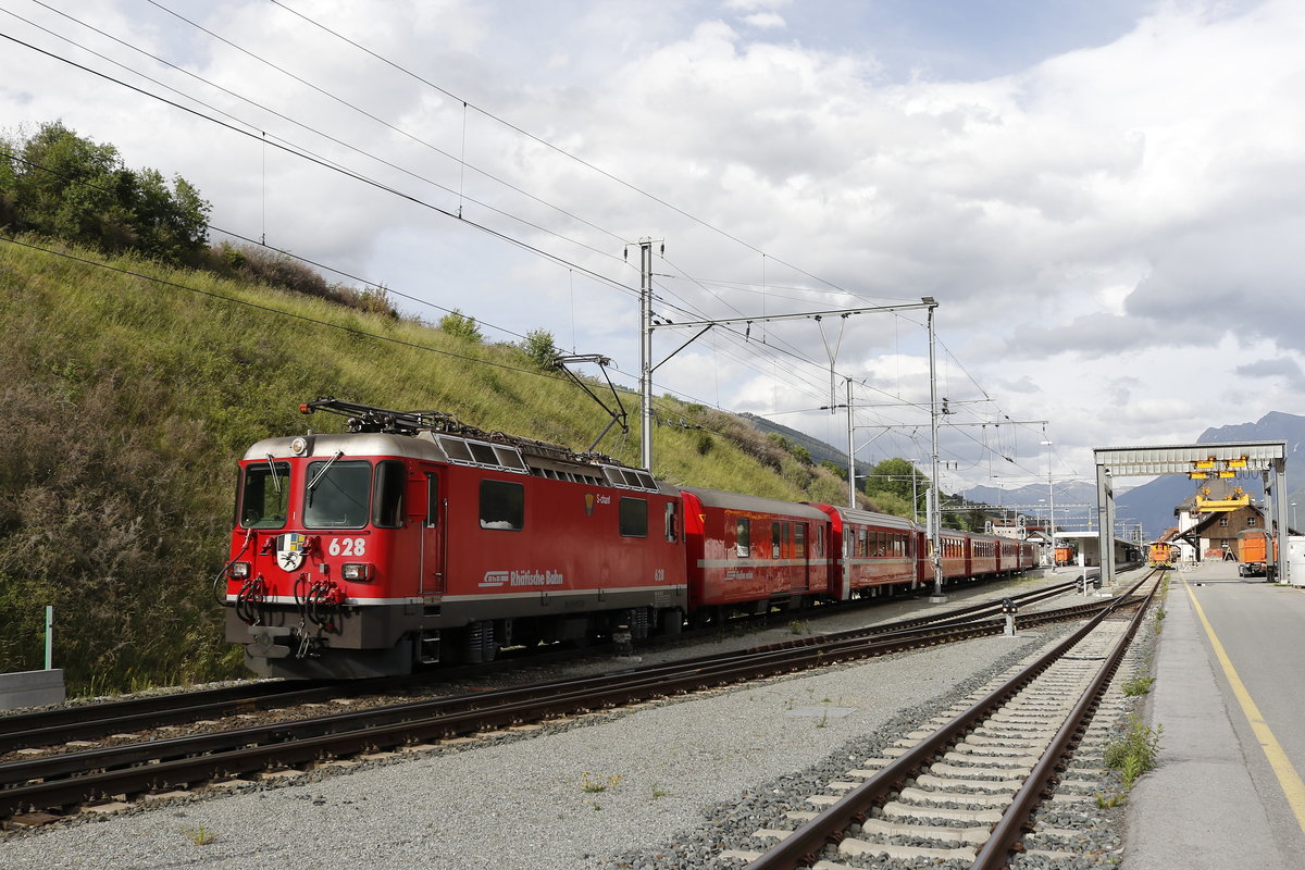 Ge 4/4 II 628 bei der Ausfahrt aus dem Bahnhof von Scuol. Aufgenommen am 11. Juni 2018.