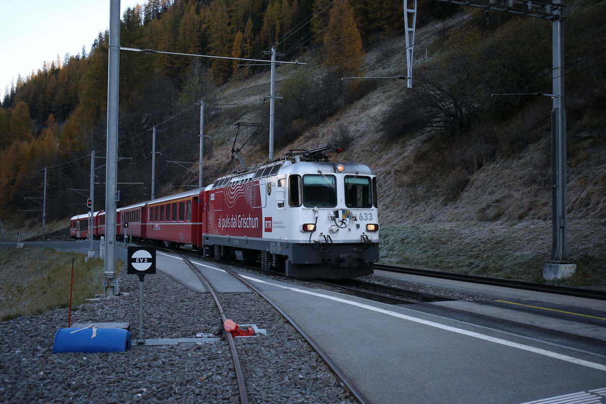 GE 4/4 II 633  Zuoz  ist derzeit mit Werbung fr  Radiotelevisiun Svirza Rumantscha  unterwegs. Aufgenommen am 31. Oktober 2017 bei der Einfahrt in den Bahnhof von Bergn.