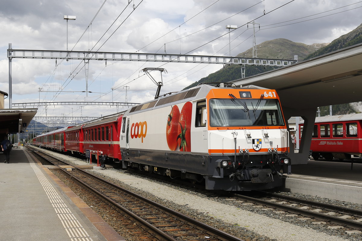 Ge 4/4 II 641  COOP  am 10. Juni 2018 im Bahnhof von Samedan.