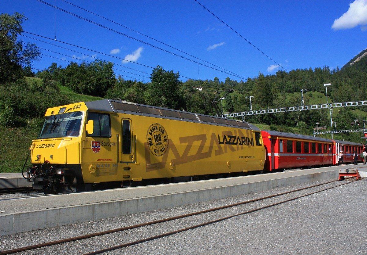 Ge 4/4 III 644  Savognin  mit  Lazzarini -Werbung am 18. August 2014 im Bahnhof von Filisur.