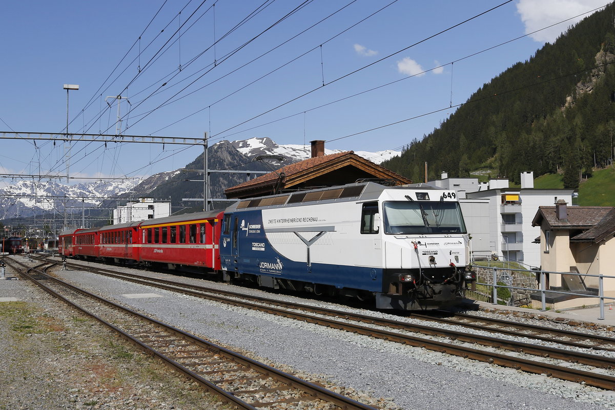 Ge 4/4 III 644  Savognin  die ehemalige  Lazzarini-Lok  wirbt nun fr die  Zweite Hinterrheinbrcke in Reichenau . Aufgenommen am 8. Juni 2019 in Davos-Platz.