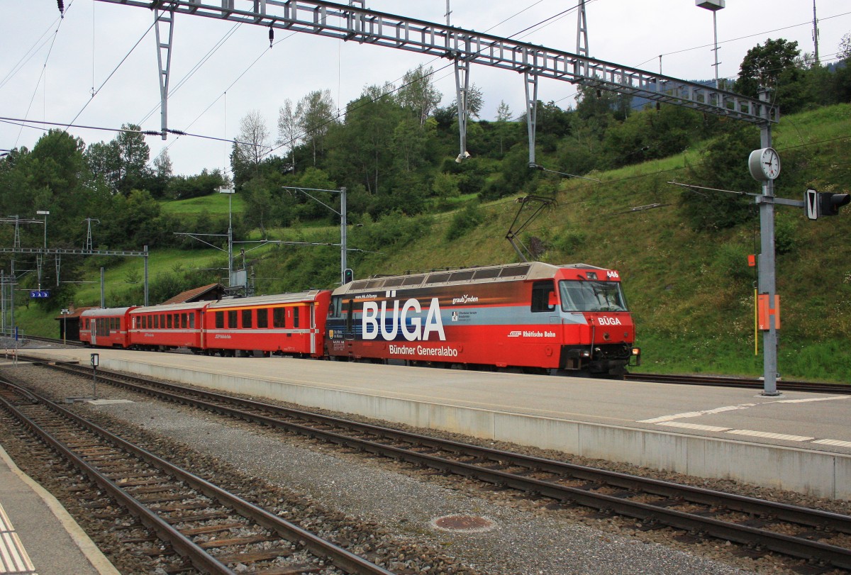 Ge 4/4 III 646  BÜGA  fährt am 19. August 2014 aus Davos kommend in den Bahnhof von Filisur ein.