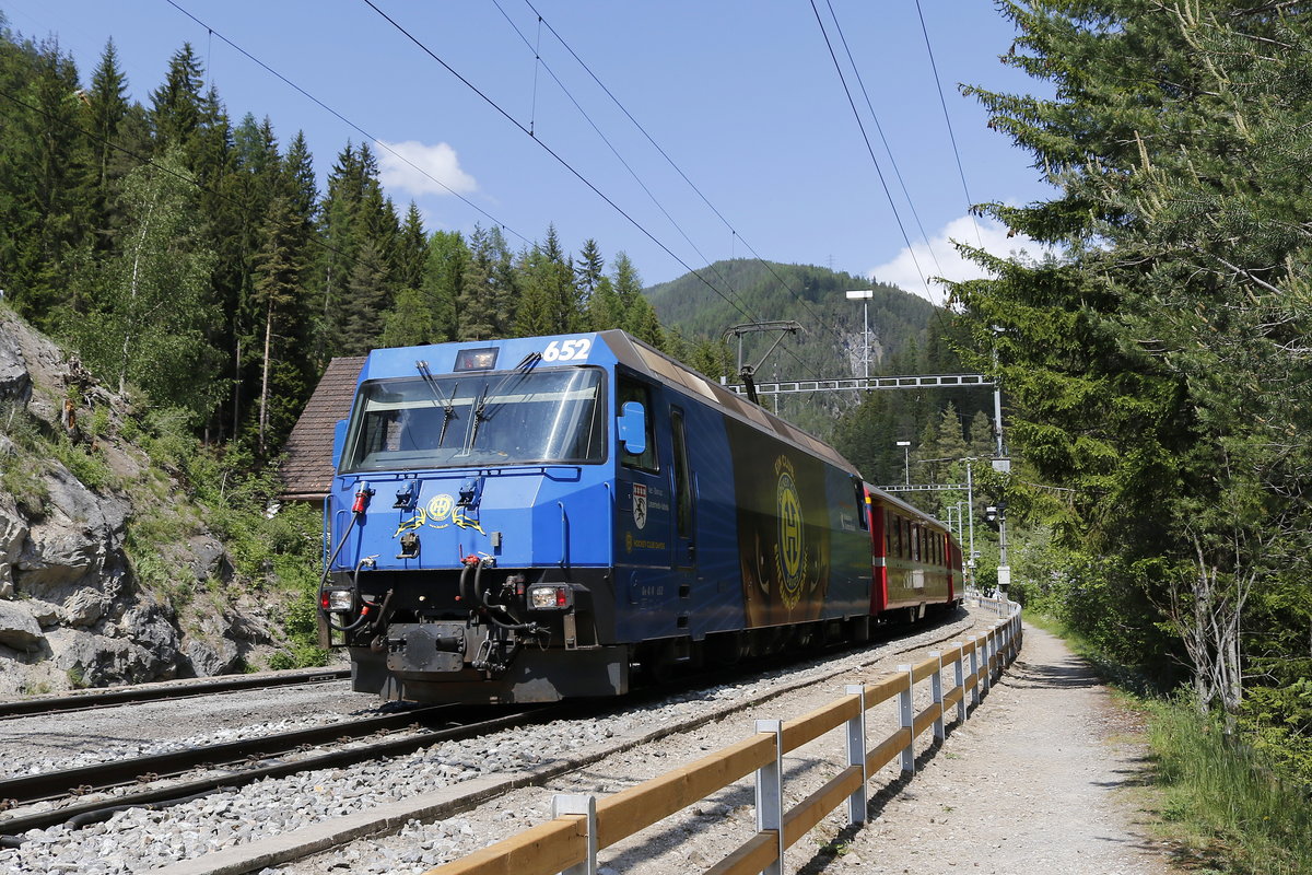 Ge 4/4 III 652  HC Davos  bei der Ausfahrt aus dem Bahnhof von  Wiesen  in Richtung Filisur am 8. Juni 2019.