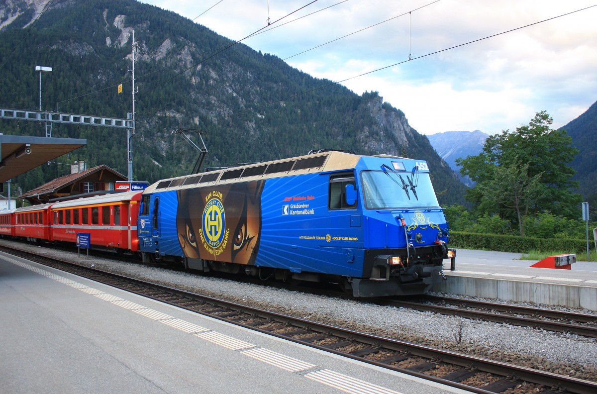 Ge 474 III 652  HC Davos  von St. Moritz kommen im Bahnhof von Filisur am 18. August 2014.