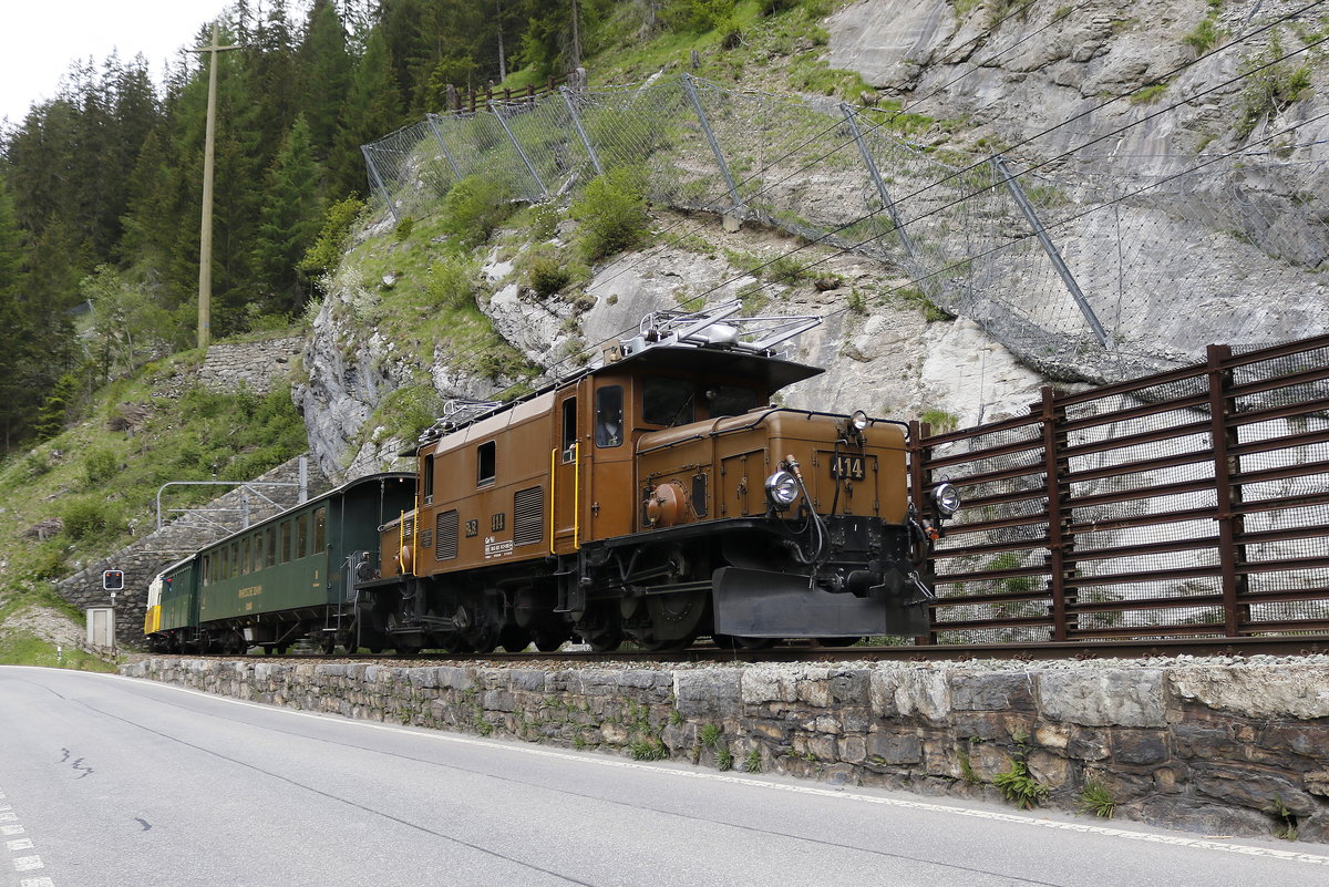 Ge 6/6 I 414 am 8. Juni 2019 auf der  Albula-Bahn  kurz vor Bergn.