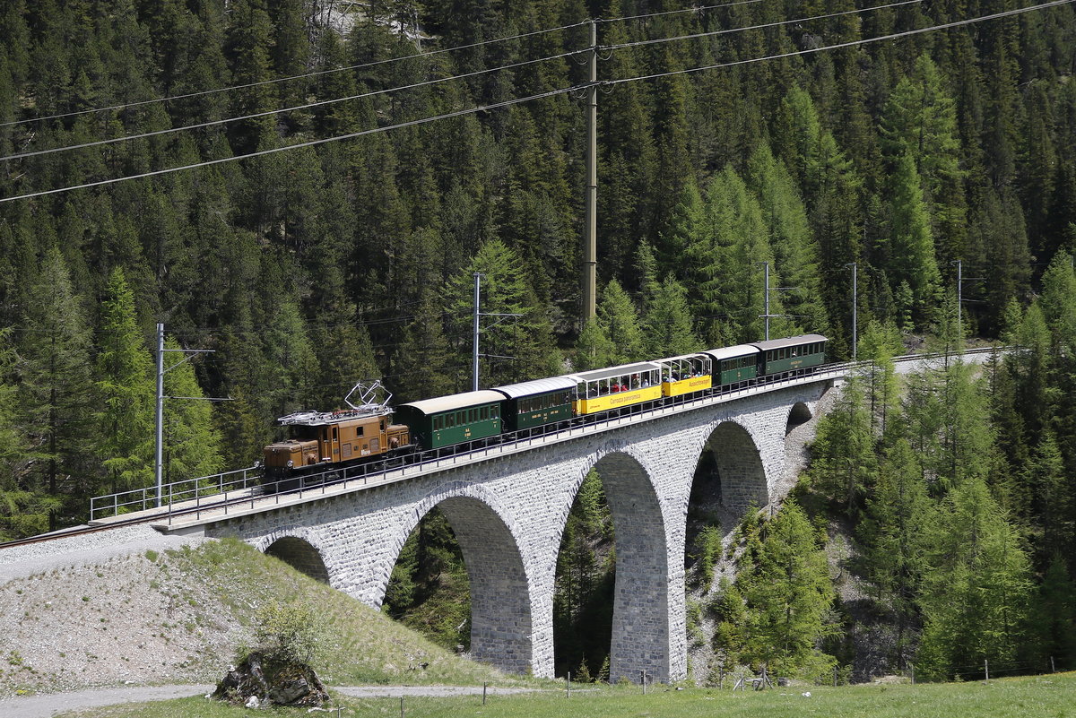 Ge 6/6 I 414 berquert am 8. Juni 2019 das  Albula-Viadukt II  auf ihrem Weg von Preda nach Bergn.
