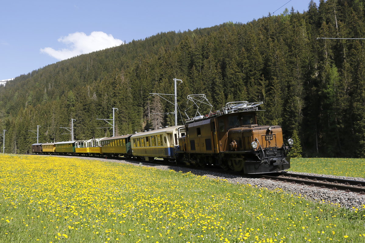 Ge 6/6 I 415 war am 8. Juni 2019 bei Davos-Frauenkirch in Richtung Filisur unterwegs.