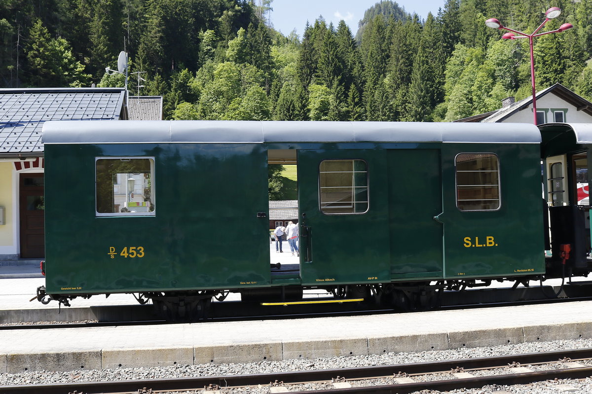 Gepckwagen  DS 453  am 26. Mai 2017 im Bahnhof von Krimml.