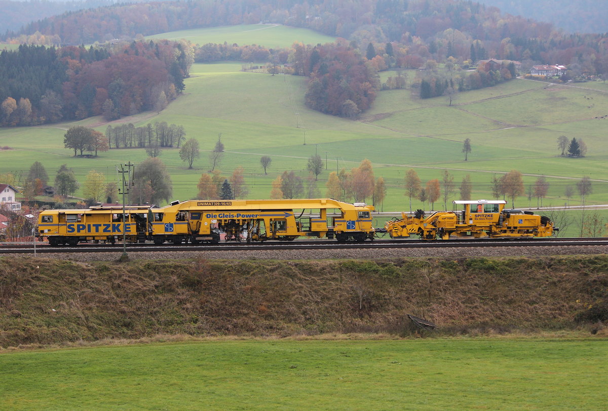 Gleisbauzug der Firma  Spitzke  am 31. Oktober 2016 bei Bergen im Chiemgau.