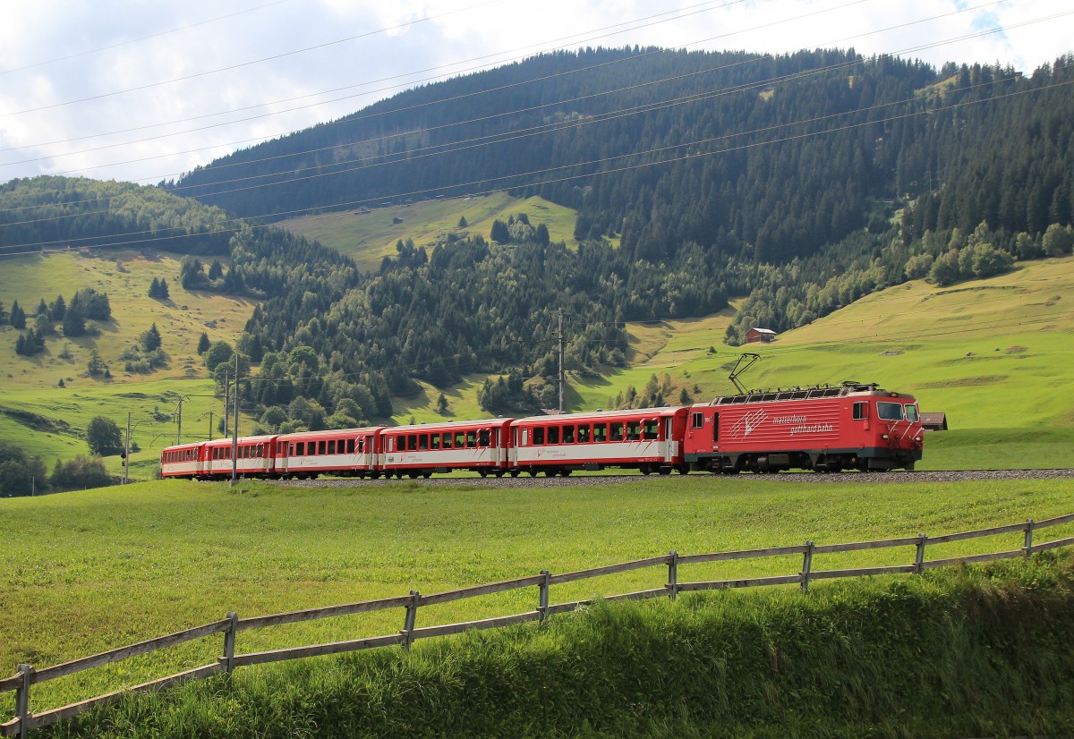HGe 4/4 105 nähert sich am 19. August 2014 von Andermatt kommend dem Bahnhof von Disentis.
