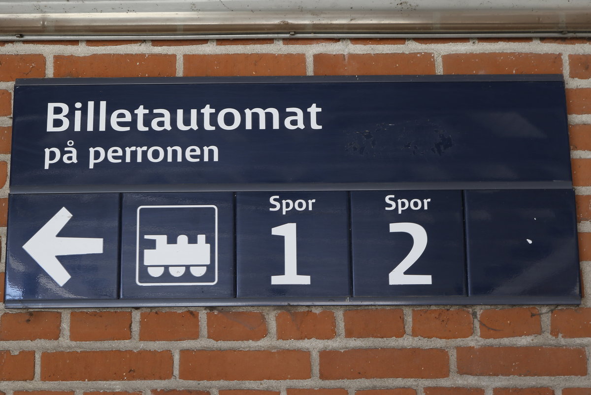 Hinweis-Schild zu den Bahnsteigen im Bahnhof von Padborg am 14. August 2017.