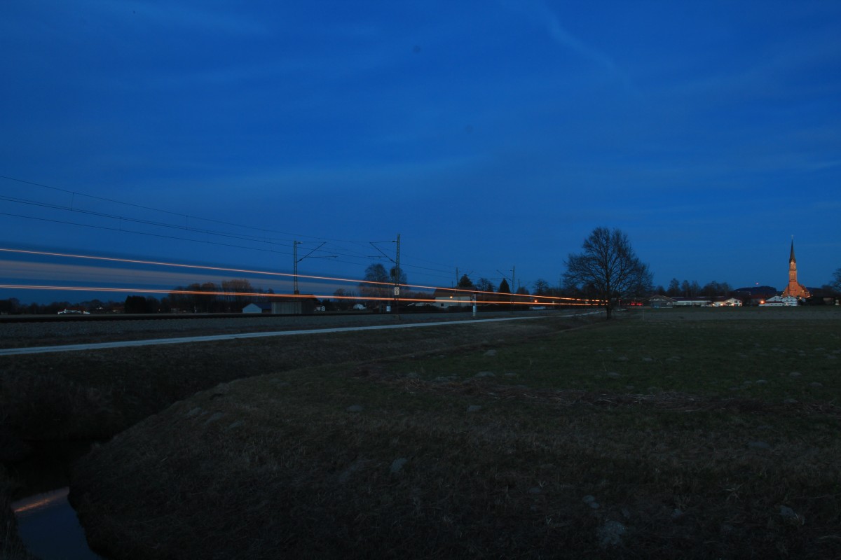 Langzeitbelichtung der durchfahrenden 01 533 mit einem Sonderzug am 15. Februar 2014 bei bersee am Chiemsee.