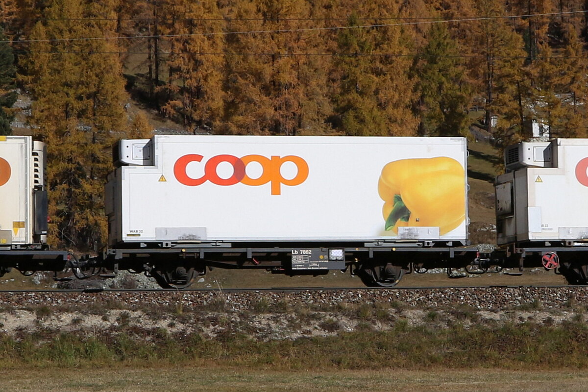LB 7862 mit einem  COOP -Container am 26. Oktober 2021 bei Bever.