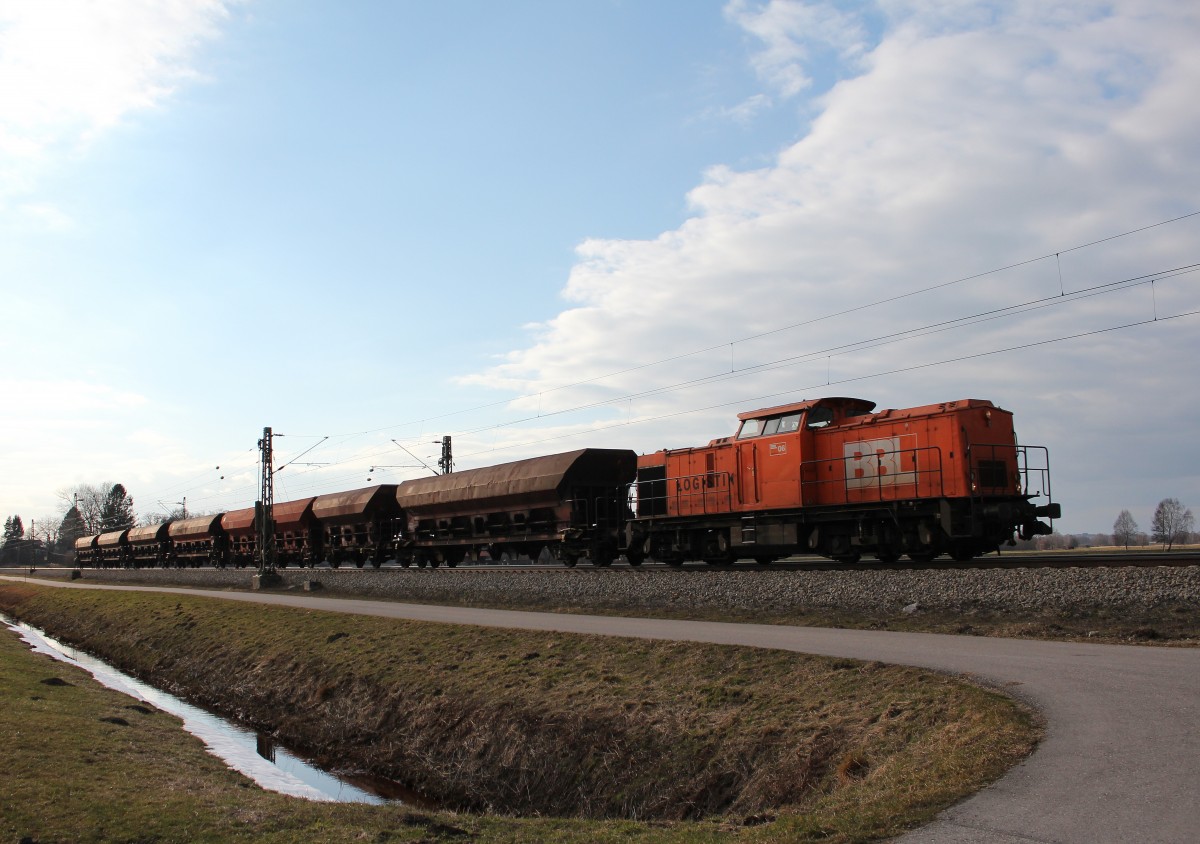 Lok Nr. 06 war am 6. Mrz 2015 mit einem Schttgutwagenzug bei bersee in Richtung Salzburg unterwegs.
