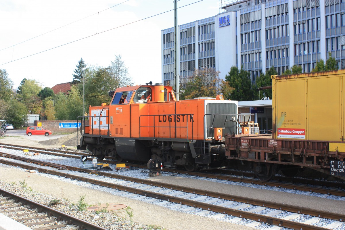 Lok Nr: 18 von  BBL Logistik  mit einem Bauzug am 26. Oktober 2014 in München-Ostbahnhof.