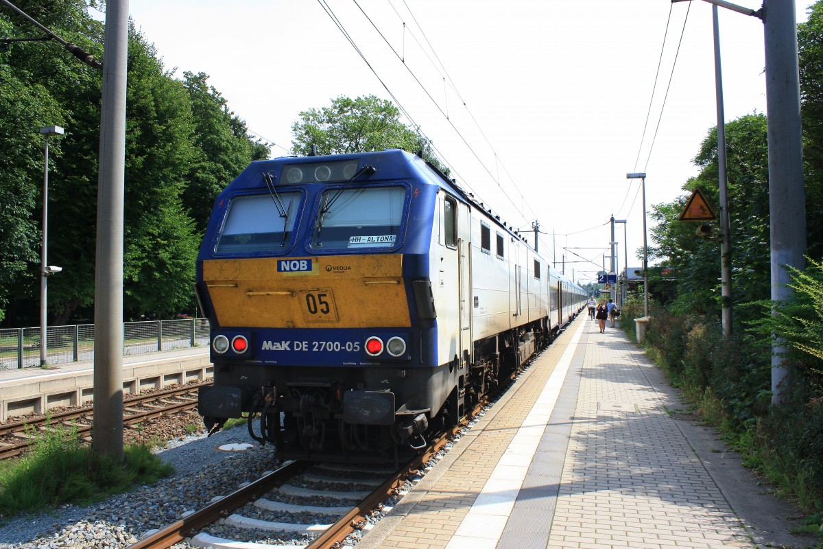 MAK 2700-05 am Zugende eines Regionalzuges der  NOB  auf dem Weg nach Hamburg. Aufgenommen am 31. August 2013 in Glückstadt.