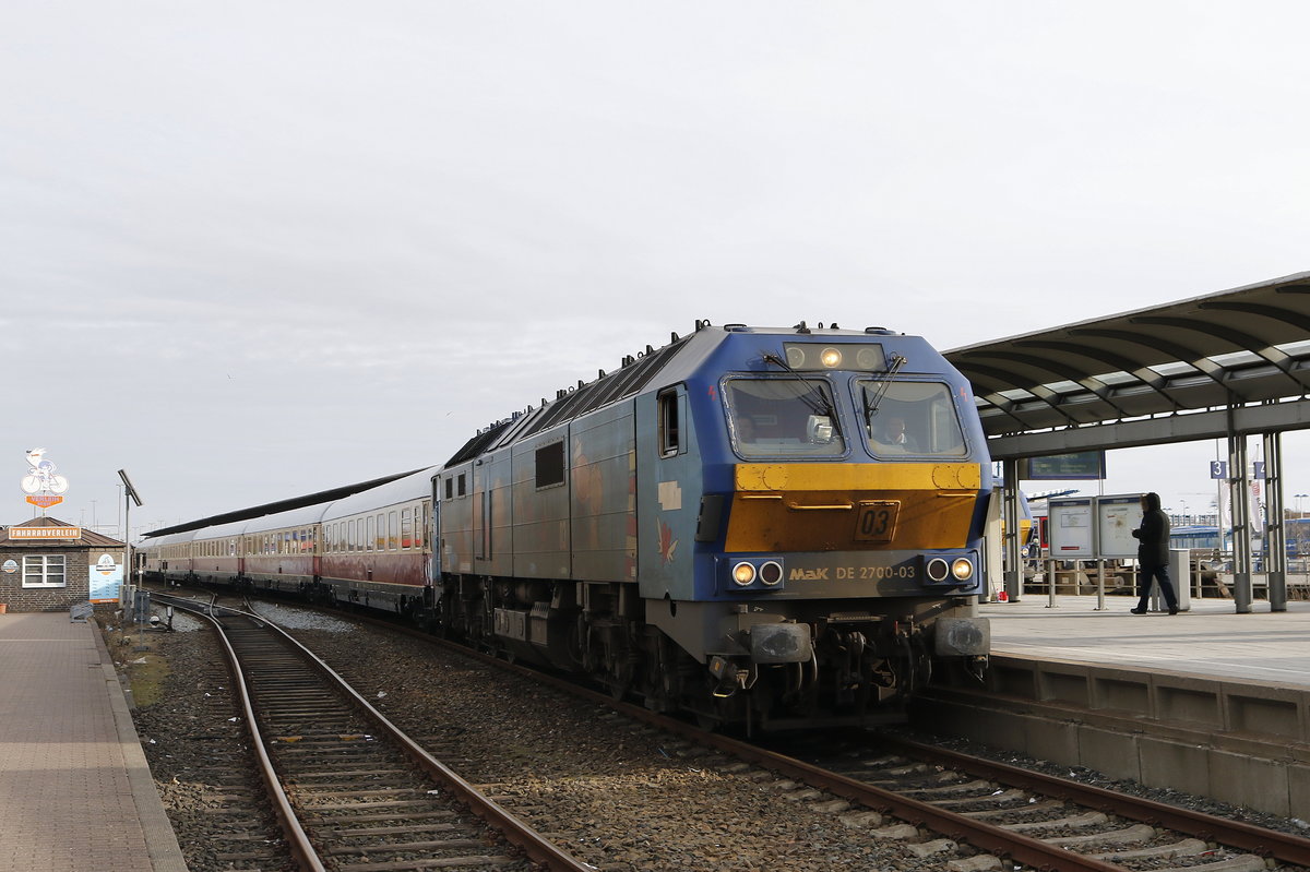 MAK DE 2700-03 kurz nach der Ankunft mit dem  AKE-Rheingold  im Bahnhof von Westerland/Sylt am 21. Mrz 2018.