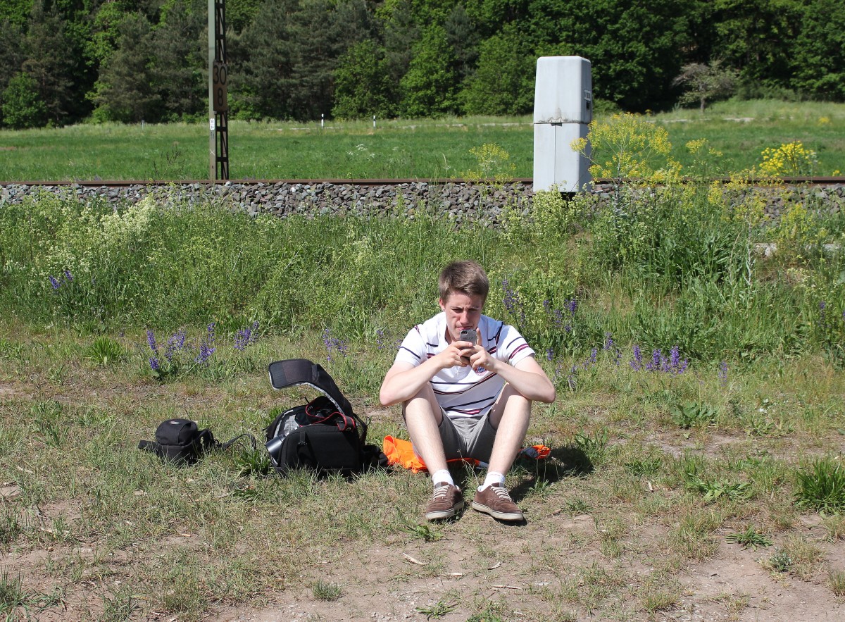Markus beim warten auf den nchsten Zug am 15. Mai 2015 bei Harrbach im Maintal.