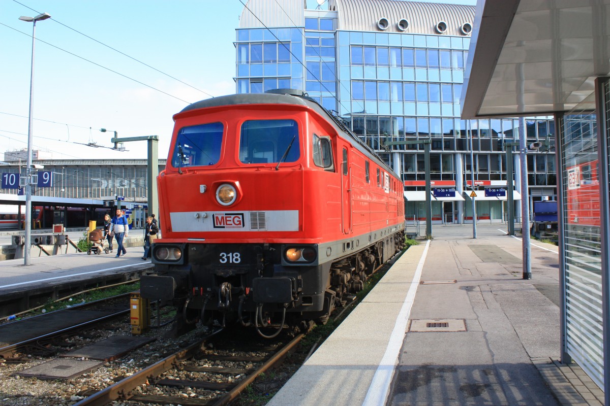 MEG 318 (232 690) war am 26. Oktober 2014 im Aussenbereich des Mnchner Hauptbahnhofs abgestellt.