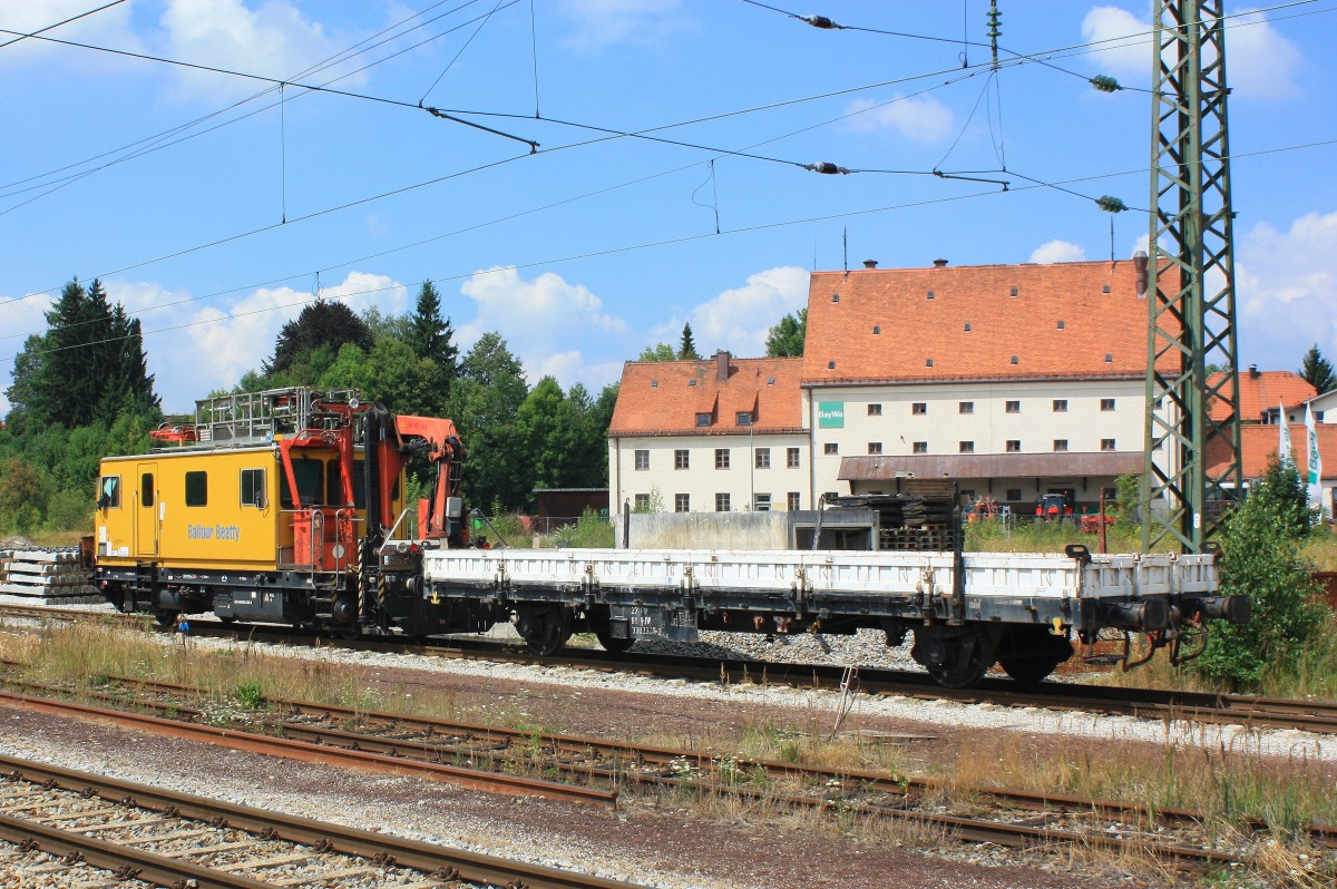 Motorturmwagen von  Balfour Beatty Rail  mit einem Flachwagen am 10. August 2013 im Bahnhof von Traunstein.