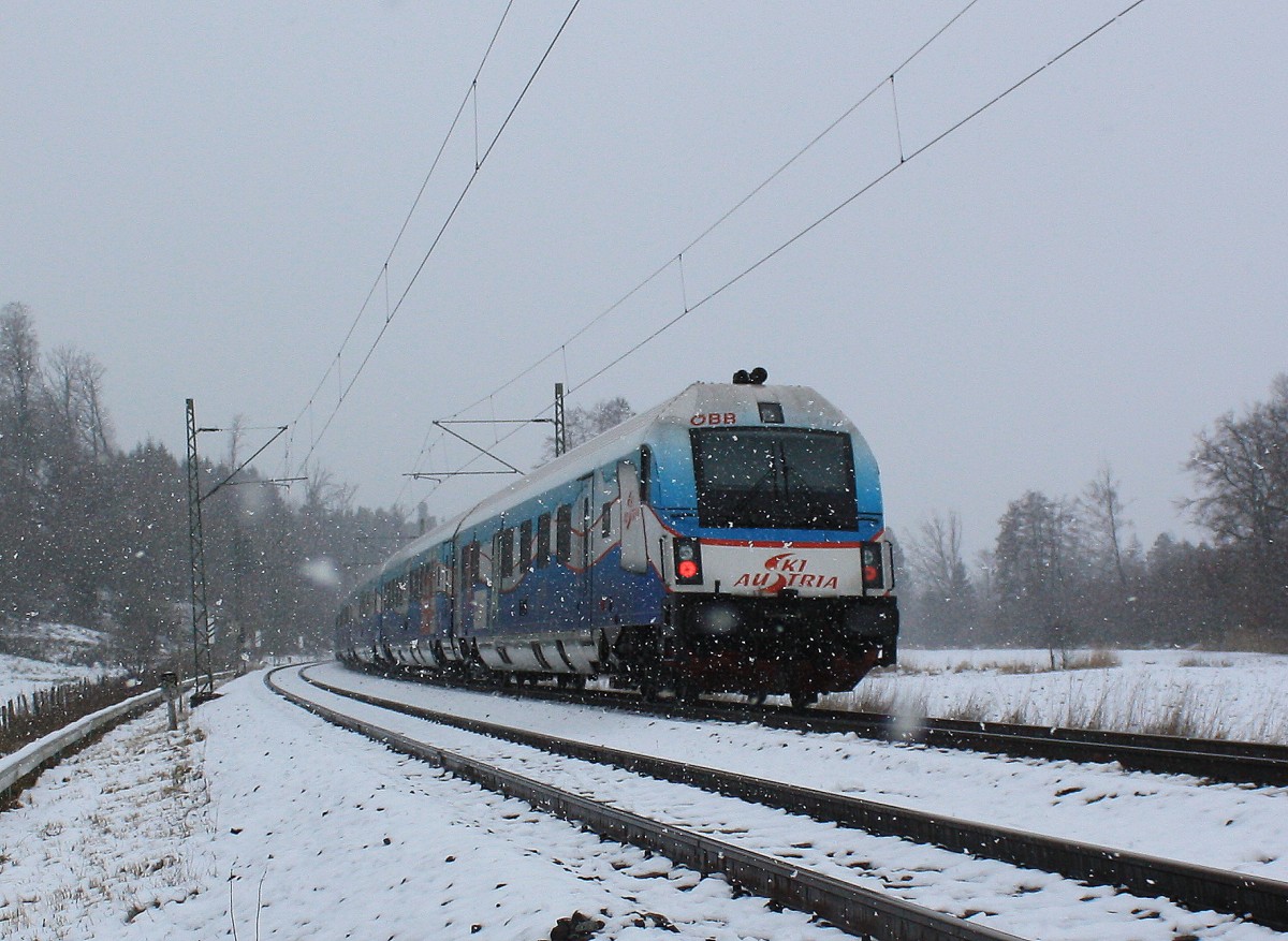 Nachschuss auf den aus Salzburg kommenden  Ski Austria Rail Jet  am 26. Januar 2014 bei Übersee.