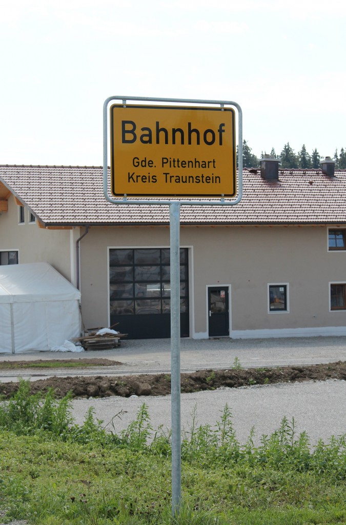 Ortschild von  Bahnhof  in der Gemeinde von Pittenhart am 23. August 2015.