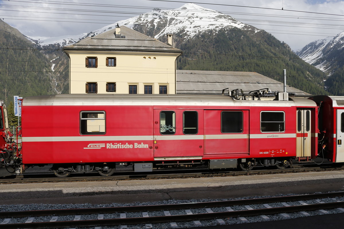 Packwagen  DS 4220  am 7. Juni 2019 im Bahnhof von Bever.
