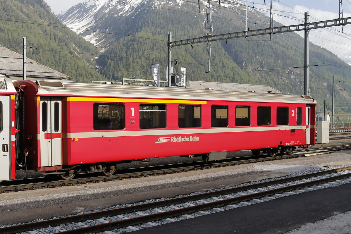Personenwagen  AB 1570  der 1. Klasse am 7. Juni 2019 im Bahnhof von Bever.