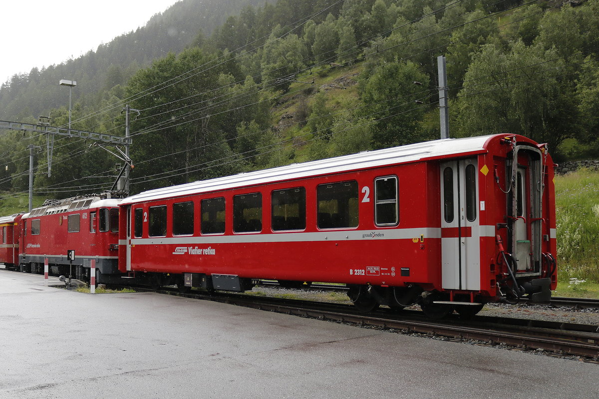 Personenwagen  B 2312  am 111. Juni 2018 im Bahnhof von  Lavin 