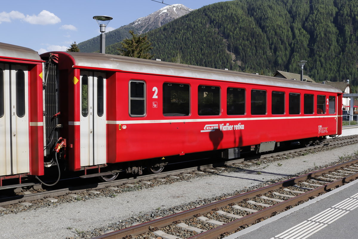 Personenwagen  B 2363  der 22. Klasse am 8. Juni 2019 im Bahnhof von Zernez.