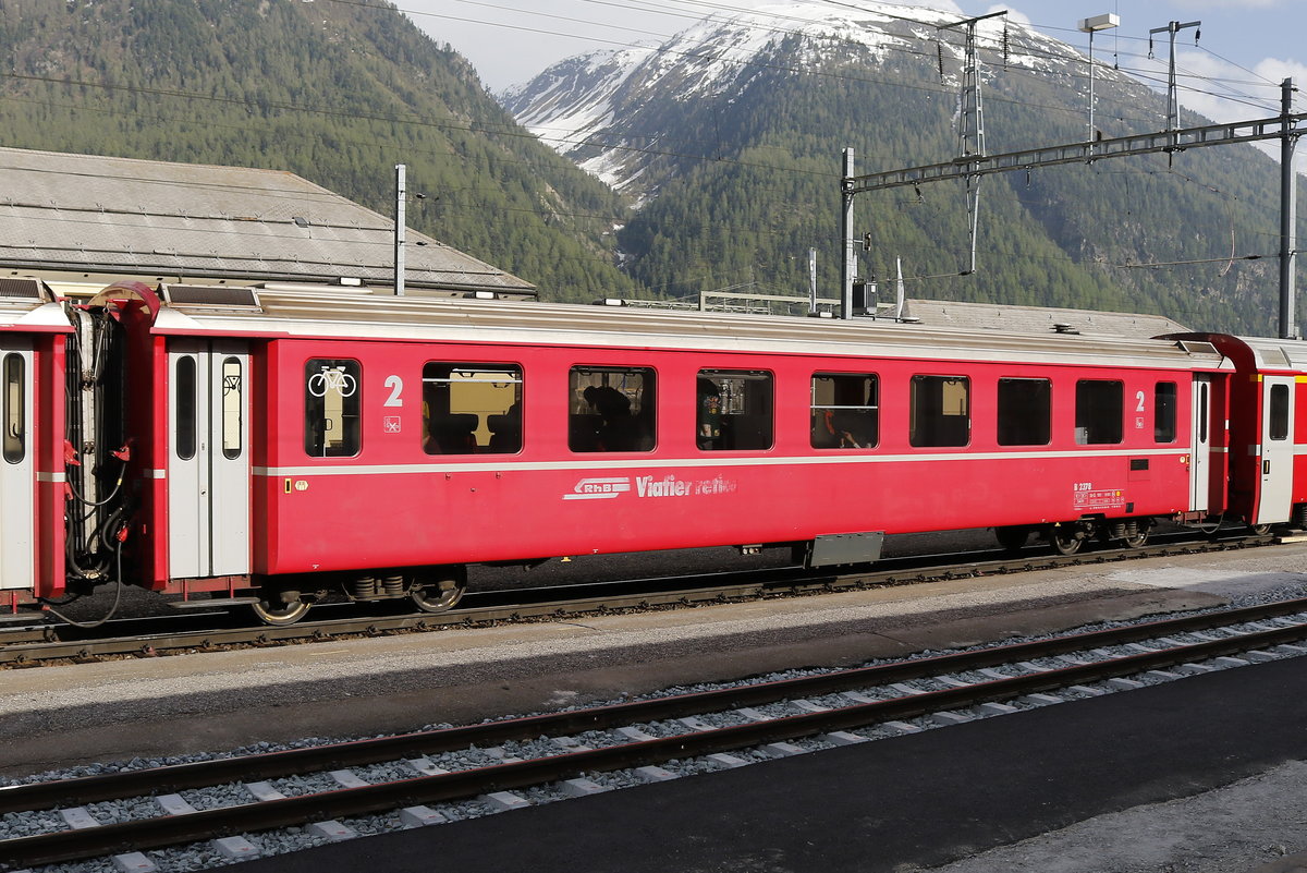 Personenwagen der zweiten Klasse  B 2378  am 7. Juni 2019 im Bahnhof von Bever.