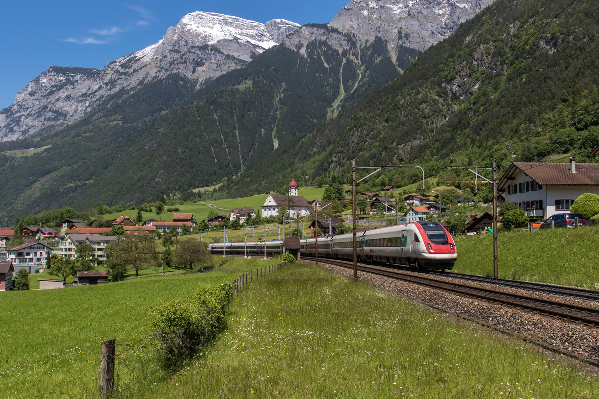RABDe 500 027  Henry Dunant  war am 25. Mai 2016 bei Silenen in Richtung Gotthard unterwegs.