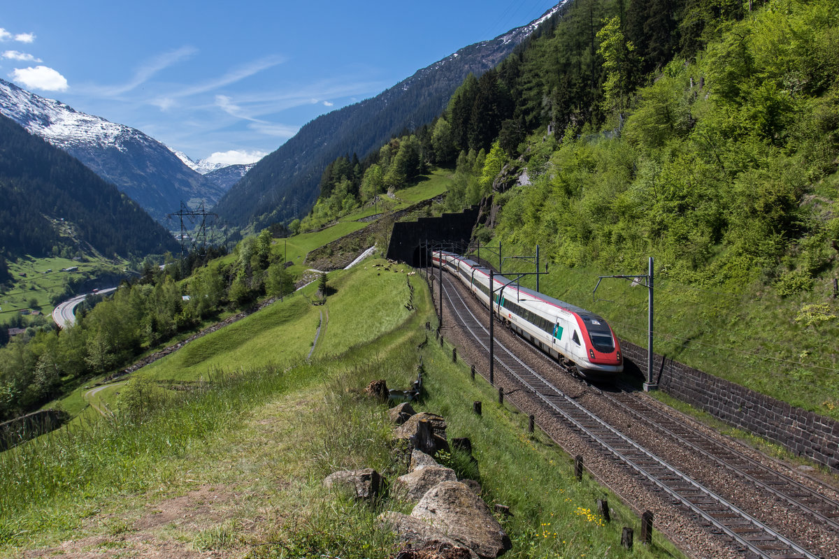 RABDe 500 039  Auguste Piccard  vom Gotthard kommend am 25. Mai 2016 oberhalb von Wassen.