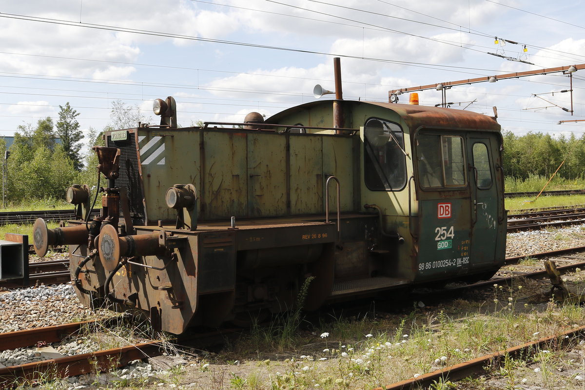 Rangier-Diesellok 98 86 0100 254-2 DK-RSC war am 14. August 2017 im Bahnhof von Padborg abgestellt.