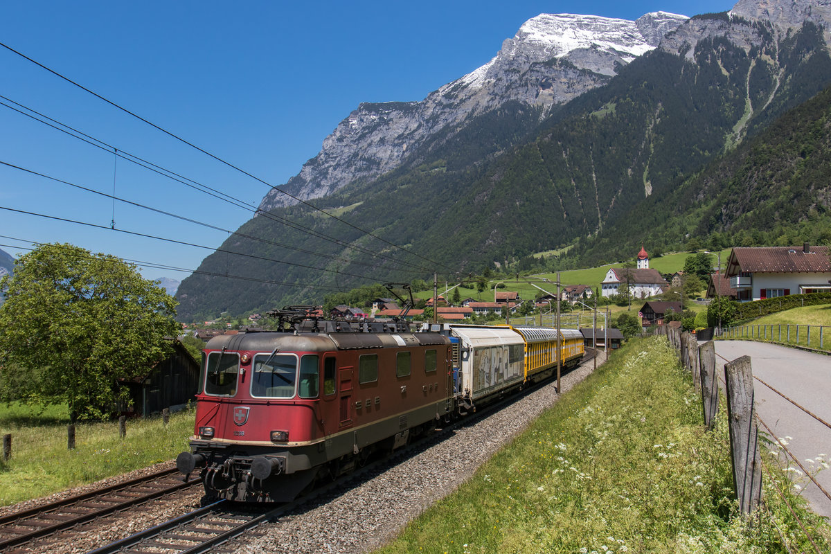 Re 4/4 11298 mit dem Postzug am 25. Mai 2016 bei Silenen.