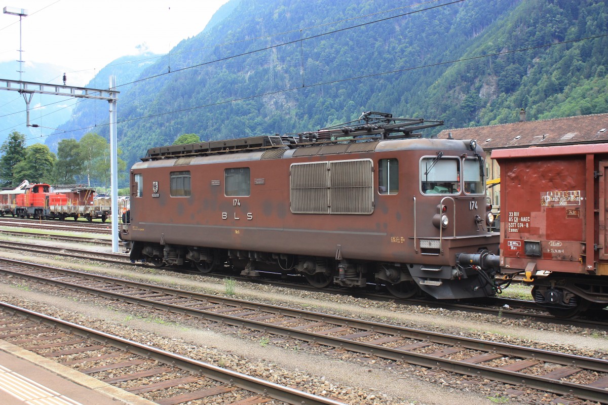 Re 4/4 174 am 20. August 2014 in Bahnhof von Erstfeld.