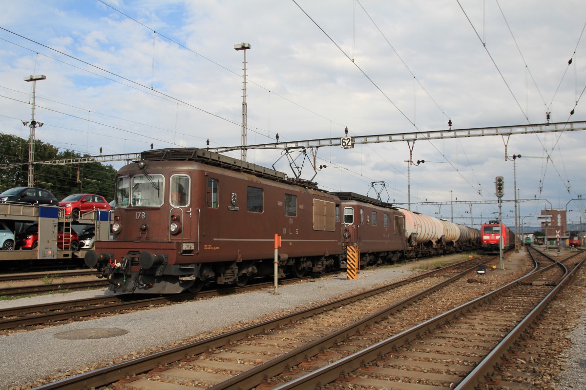 Re 4/4 178 und 171 bei der Einfahrt in den Rangierbahnhof Muttenz bei Basel am 20. August 2014.