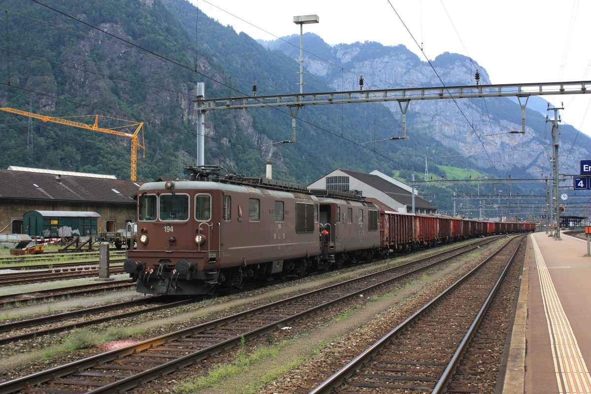Re 4/4 194 und 197 kurz vor der Abfahrt aus Erstfeld mit einem Güterzug in Richtung Gotthard-Pass.