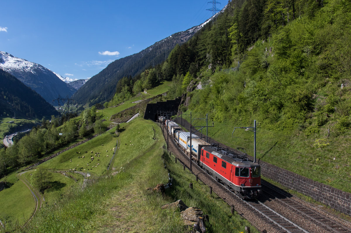 Re 4/4 II 11163 war am 25. Mai 2016 an einem Gterzug als Schublok bei Wassen in Richtung Gotthard unterwegs.