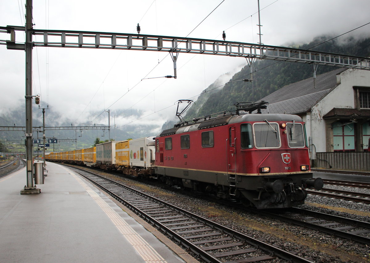 Re 4/4 II 11263 mit dem Postzug bei der Einfahrt in den Bahnhof von Erstfeld. aufgenommen am 23. Mai 2016.
