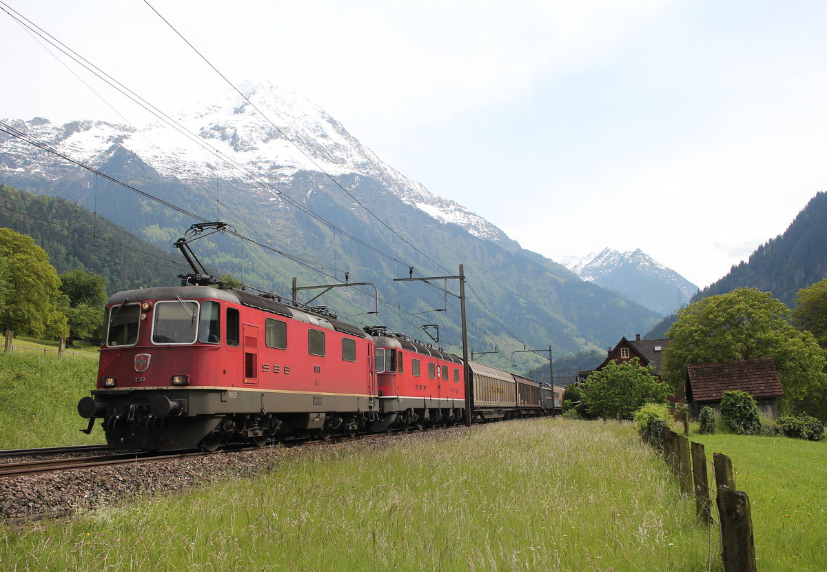 Re 4/4 II 11263 und Re 6/6 11627 vom Gotthard kommend am 25. Mai 2016 bei Silenen.
