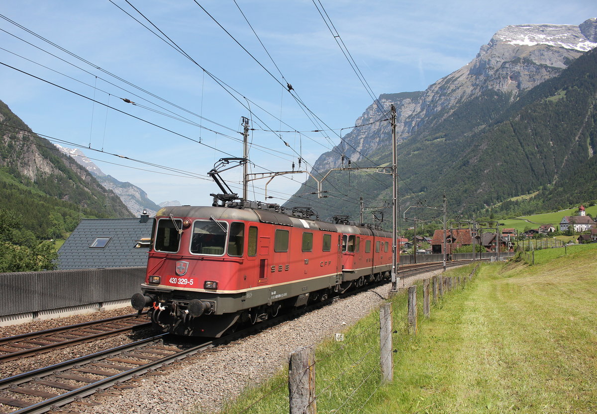 Re 4/4 II 11329 und Re 6/6 11689 waren am 27. Mai 2016 bei Silenen als Lokzug in Richtung Gotthard unterwegs.