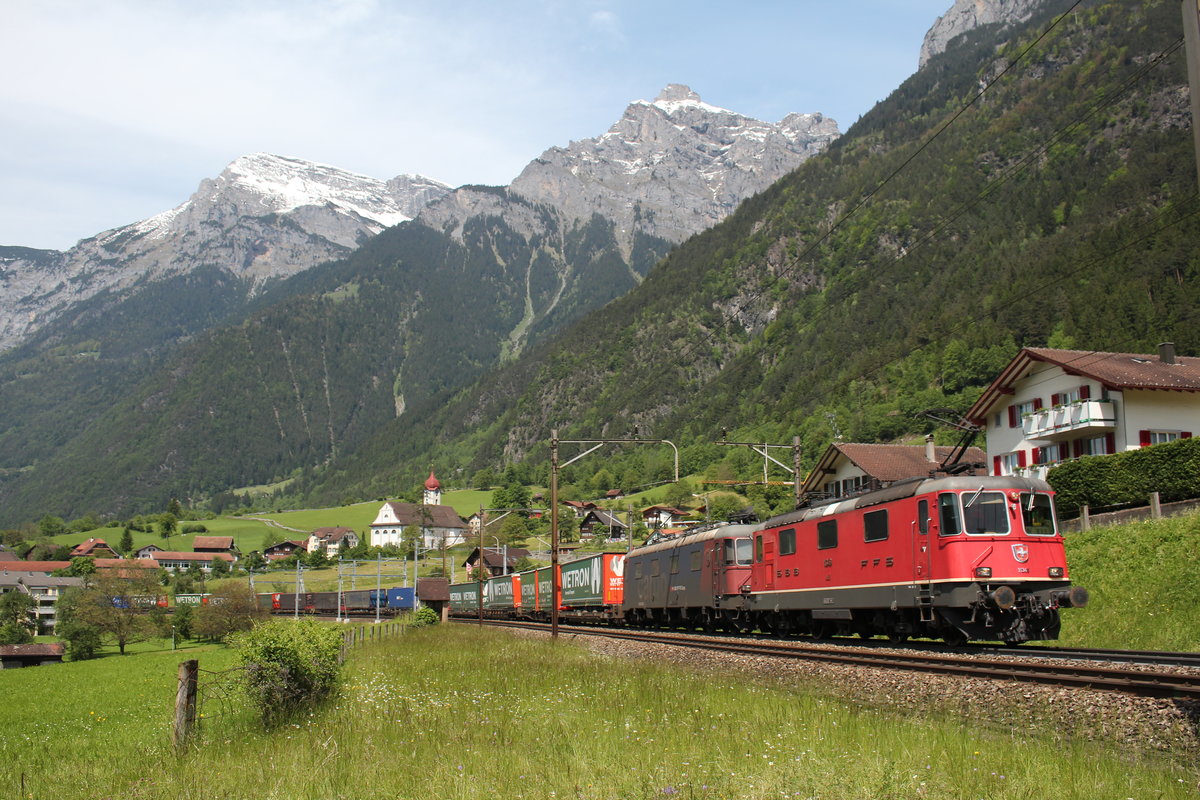 Re 4/4 II 11349 und Re 620 062 am 25. Mai 2016 bei Silenen.