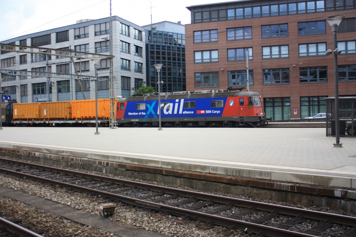 Re 620 088-5  Linthal  mit einem Gterzug am 20. August 2014 im Bahnhof von Olten.