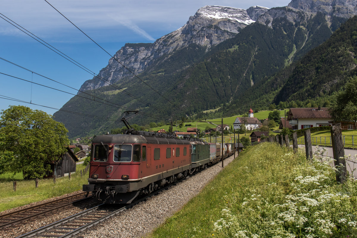 RE 6/6 11667 und die grne Re 4/4 11330 waren am 26. Mai 2016 bei Silenen in Richtung Gotthard unterwegs.